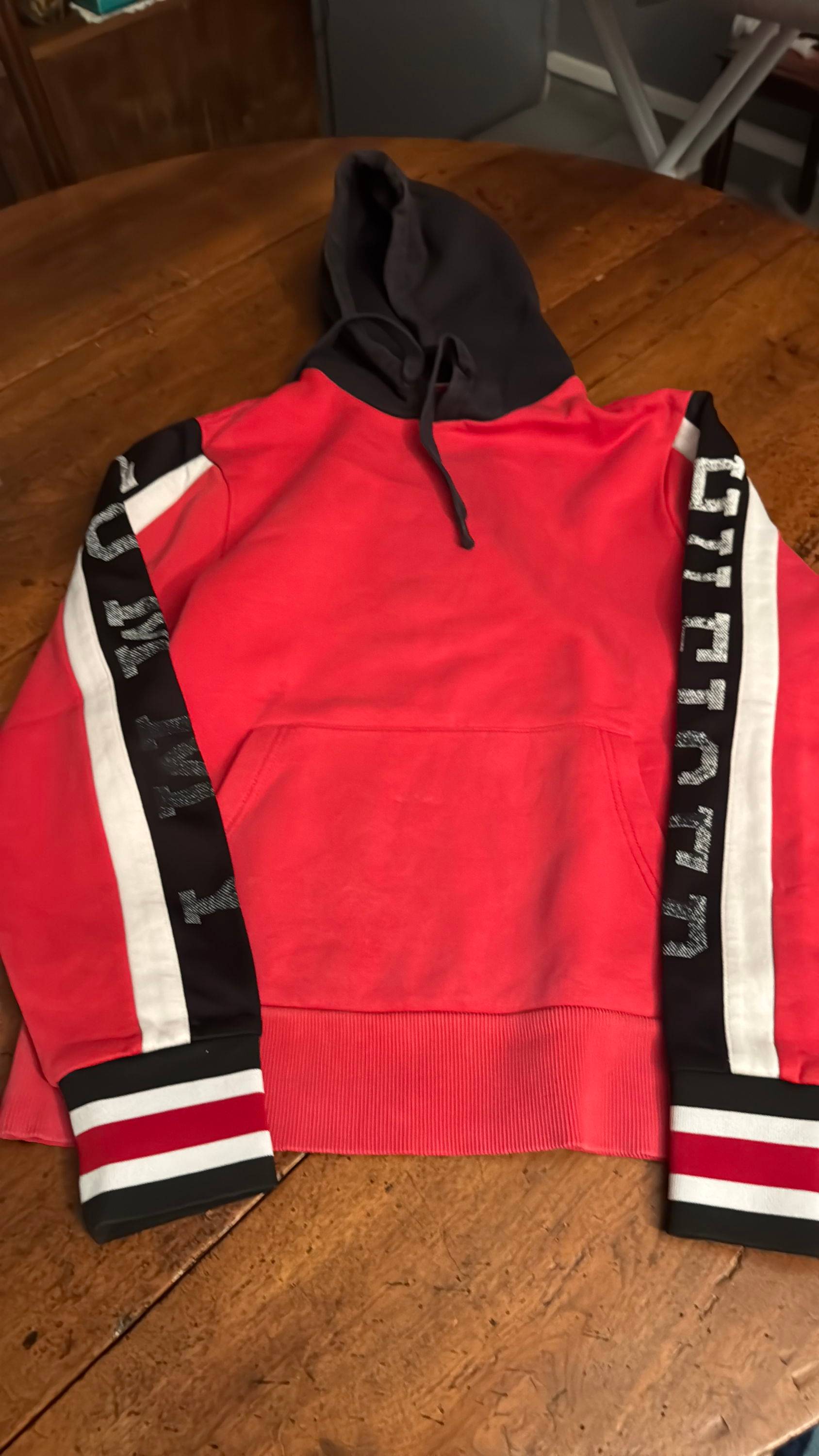 Vends sweat-shirt Tommy Hilfiger rouge - Taille S