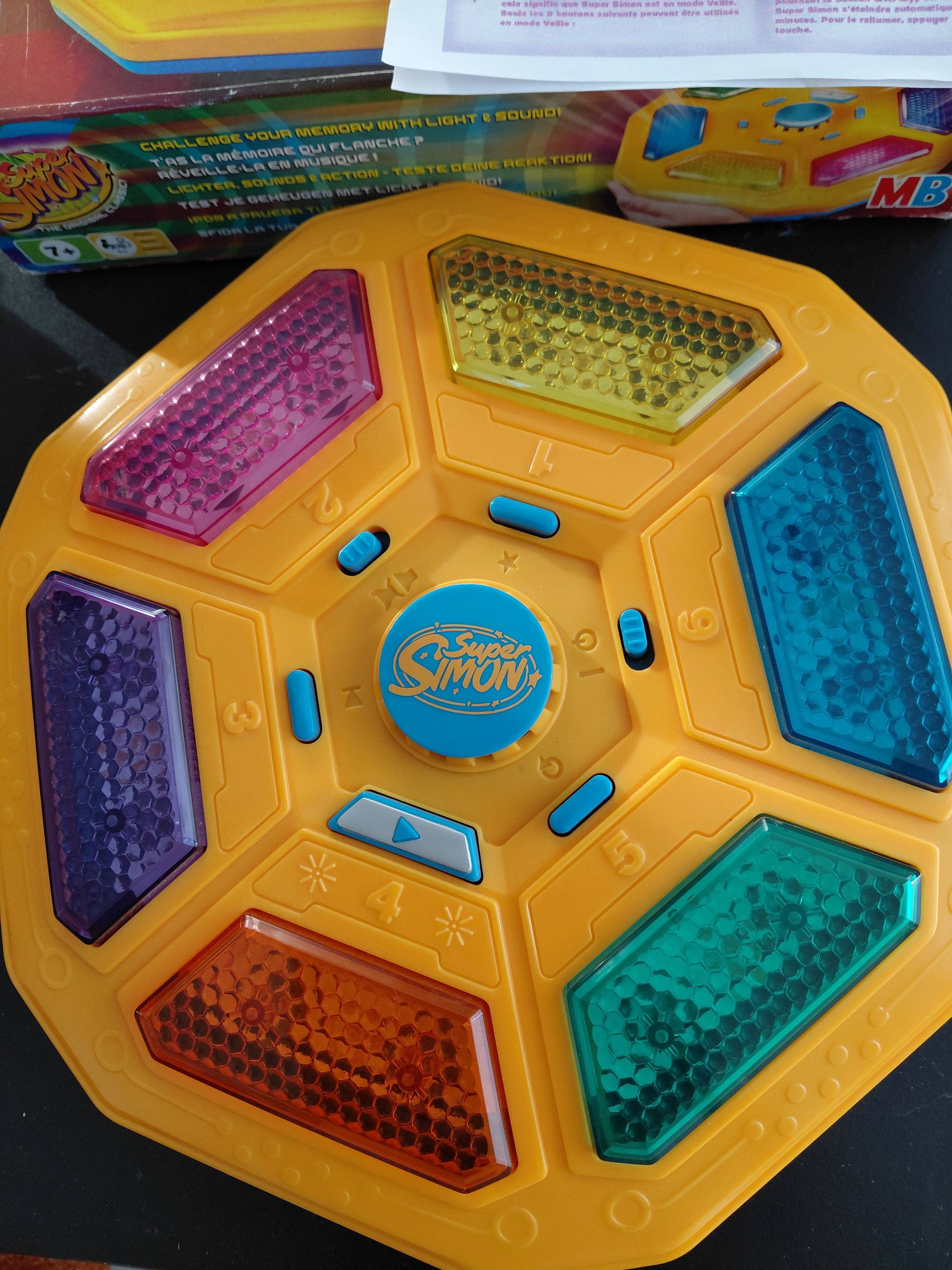 Vends Jeu Super Simon Mémoire en Très bon état avec piles