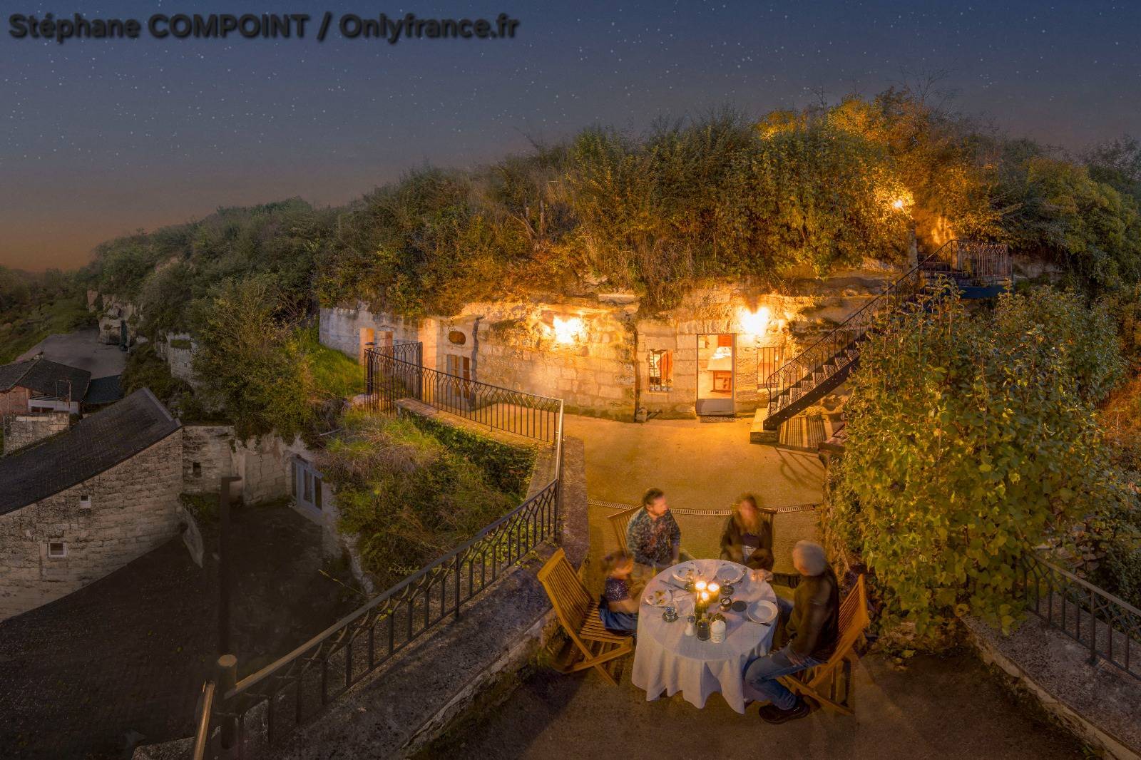 Loue gîte troglo XIème - fraîcheur bain terrasse barbecue avec superbe vue sur la Loire - 14 couchages