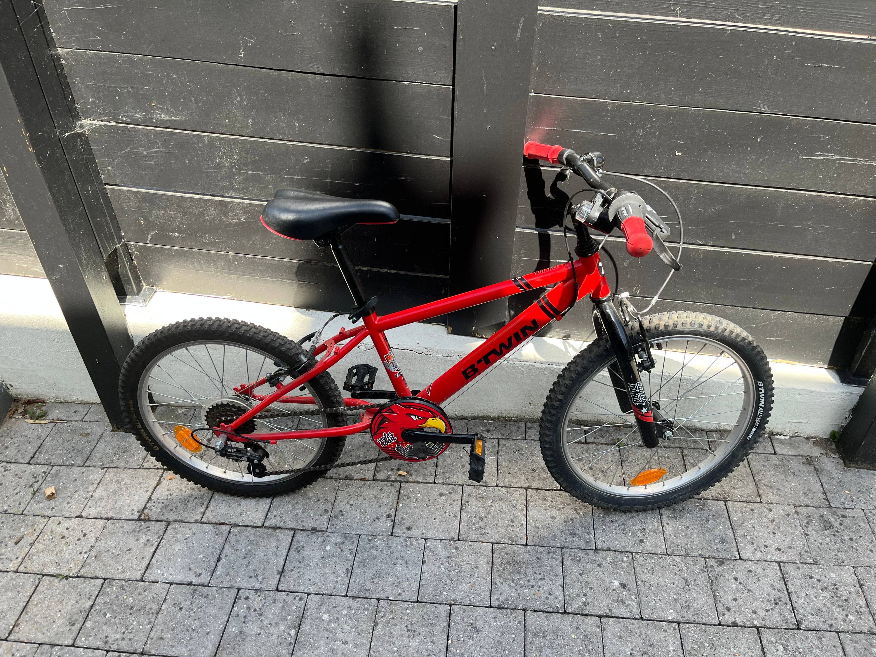 Vends vélo 20 pouces 6/9 ans B’twin Racing Boy très bon état