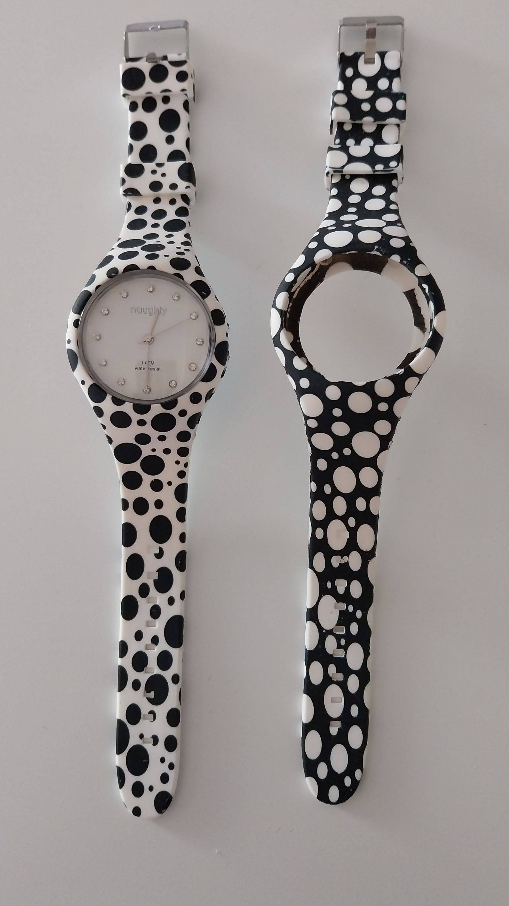 Vends une montre avec deux bracelets interchangeables