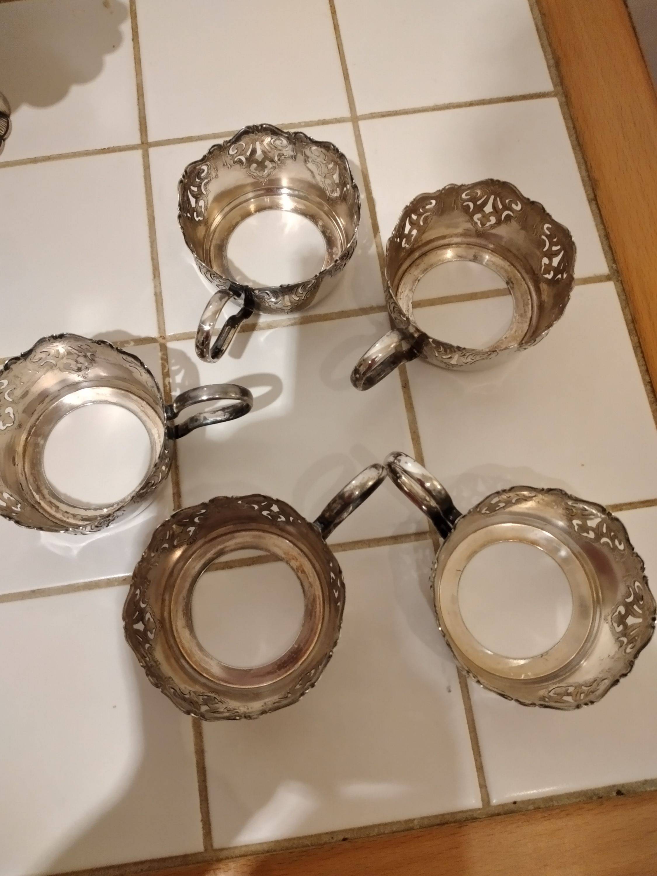 Vends 5 porte-tasses en métal argenté