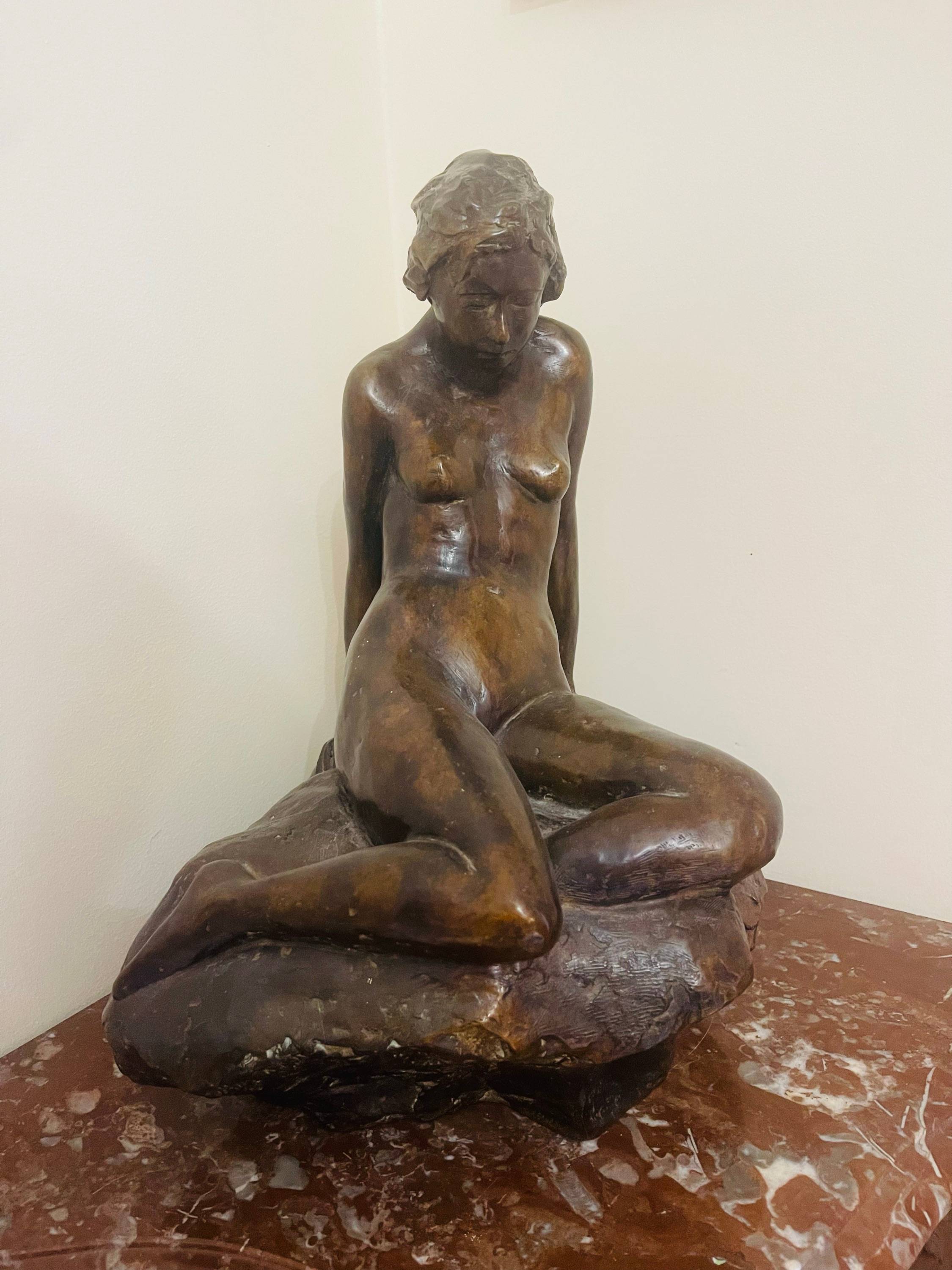 Vends sculpture en bronze "Femme sur un rocher", Béatrice B., tirage 1/8