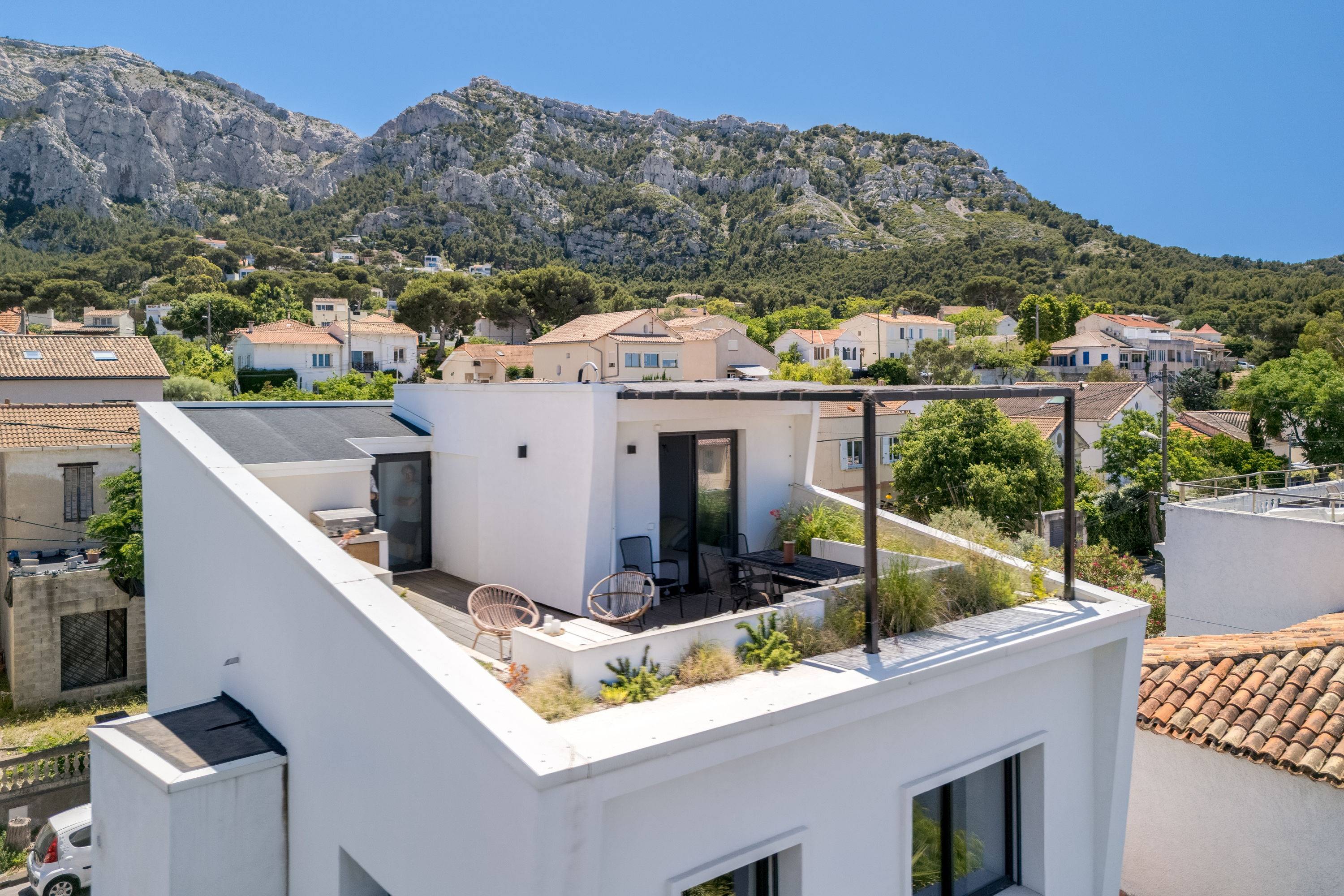 Loue villa design avec rooftop panoramique, jardin et bassin - 7 couchages - 200m des plages et du Parc des Calanques