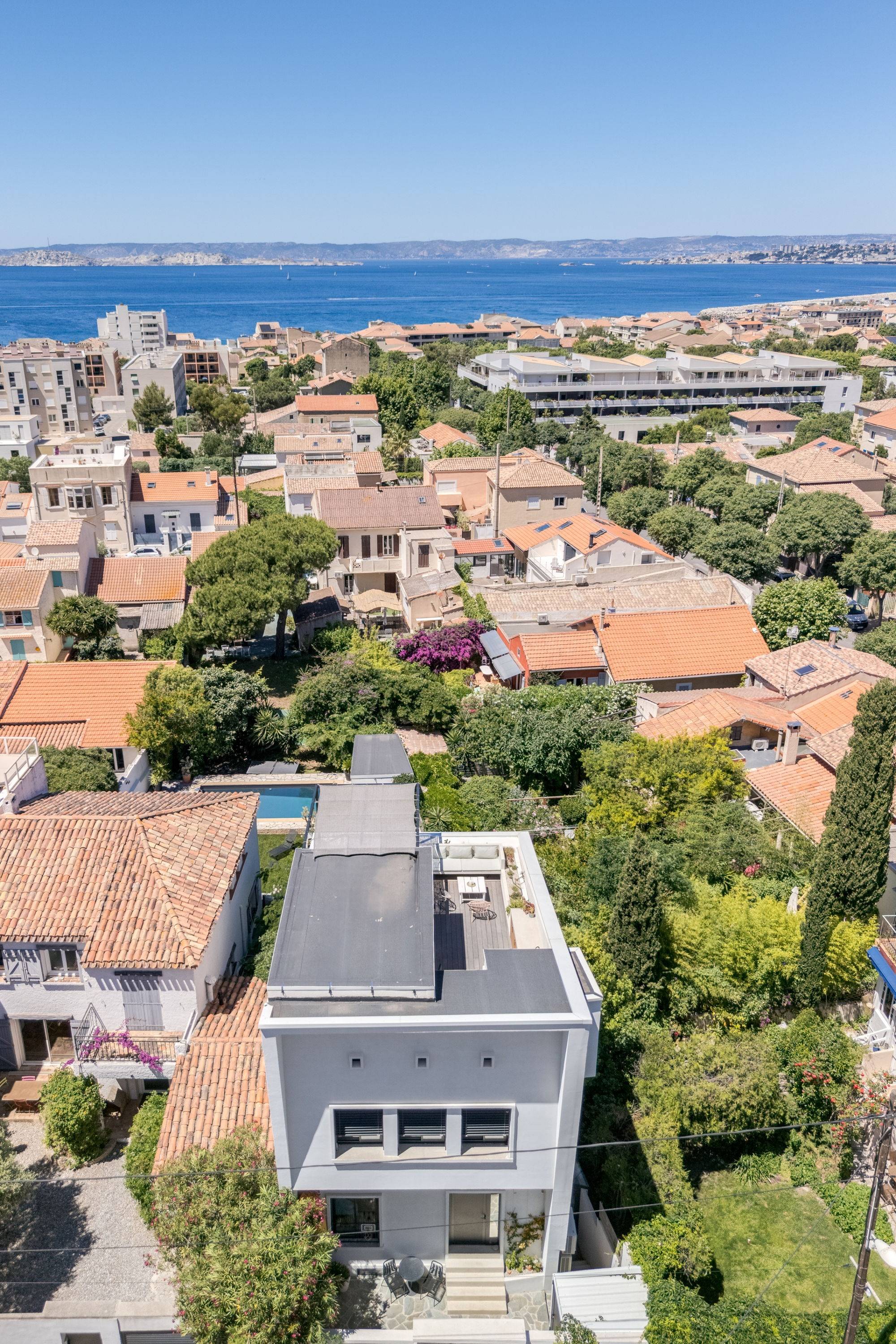Loue villa design avec rooftop panoramique, jardin et bassin - 7 couchages - 200m des plages et du Parc des Calanques