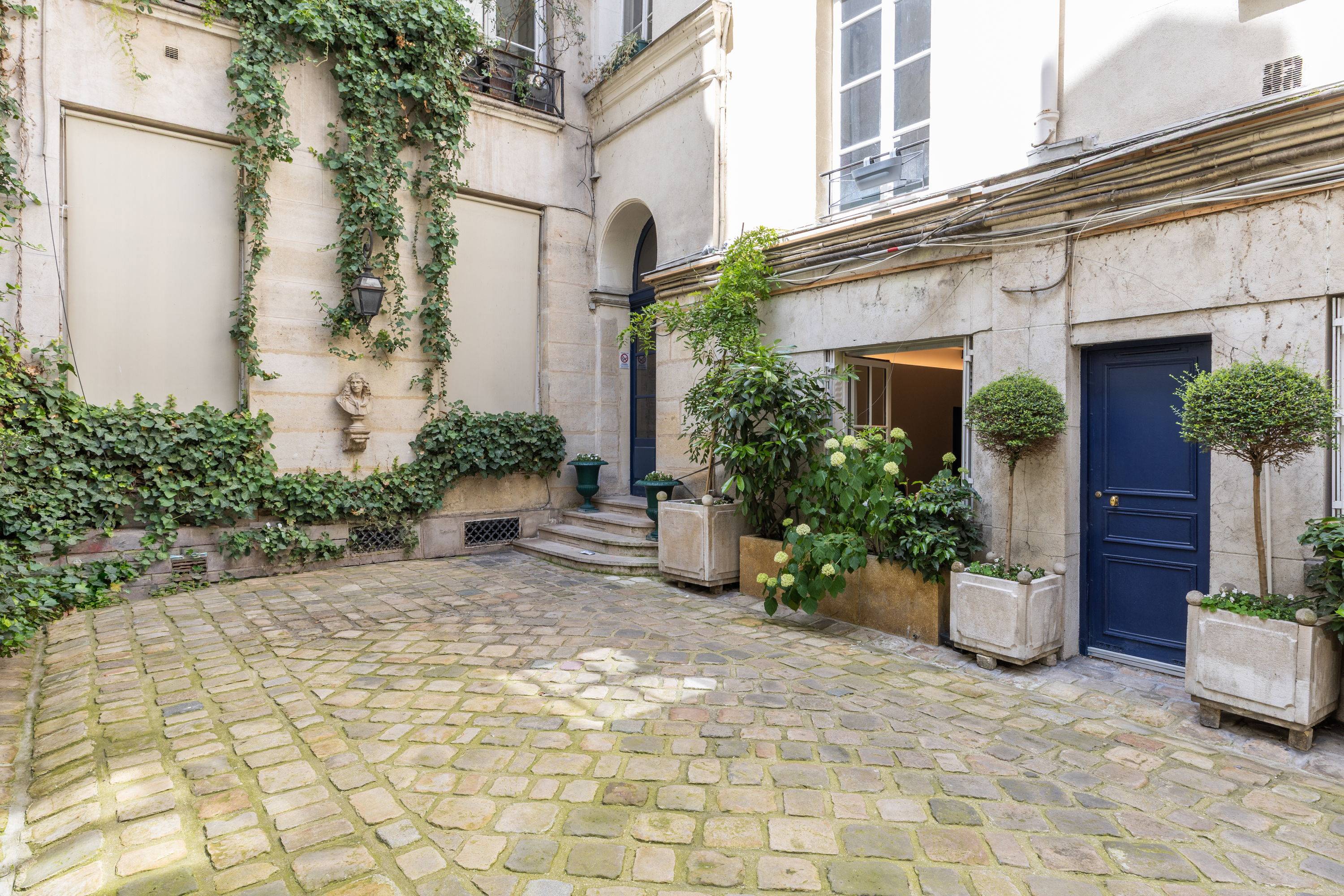 Vends appartement rénové au calme d’une cour historique - 19m² - Paris 1er