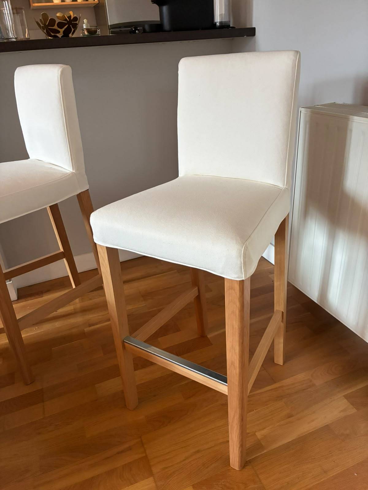 Vends 2 tabourets de bar Ikea Henriksdal - dossier, housse crue, pieds bois