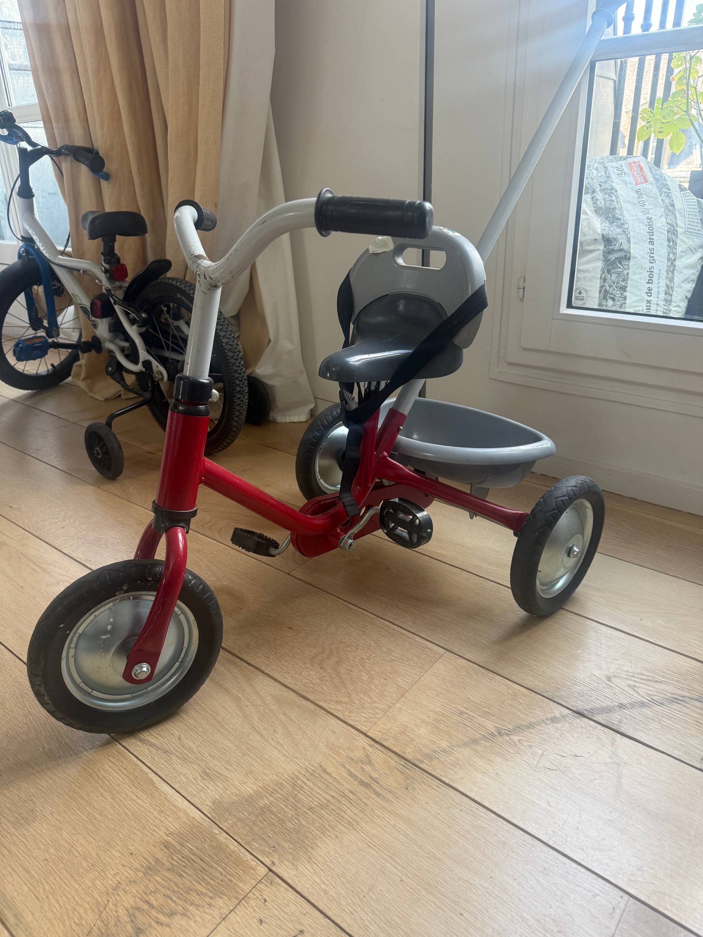 Vends tricycle rouge