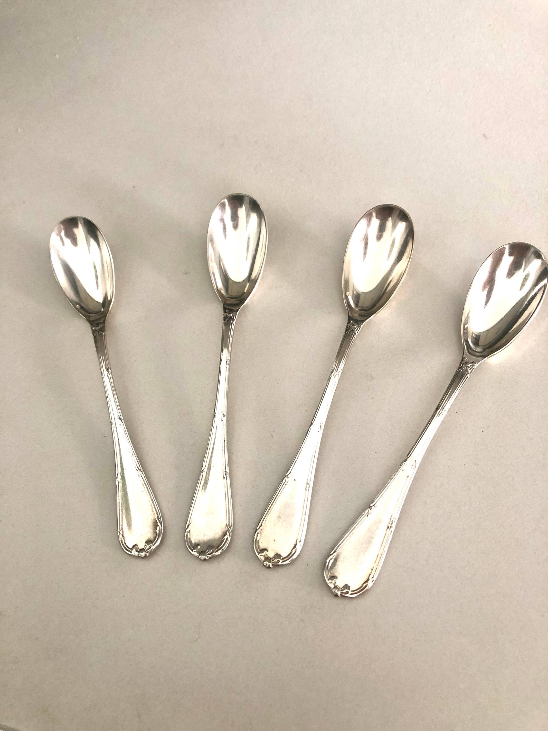 Vends lot de 4 cuillères anciennes à œufs en métal argenté, très bon état