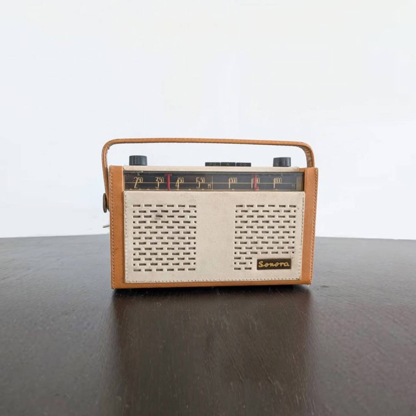 Ancien poste radio Sonora, transformé en enceinte Bluetooth on Gens de — free download