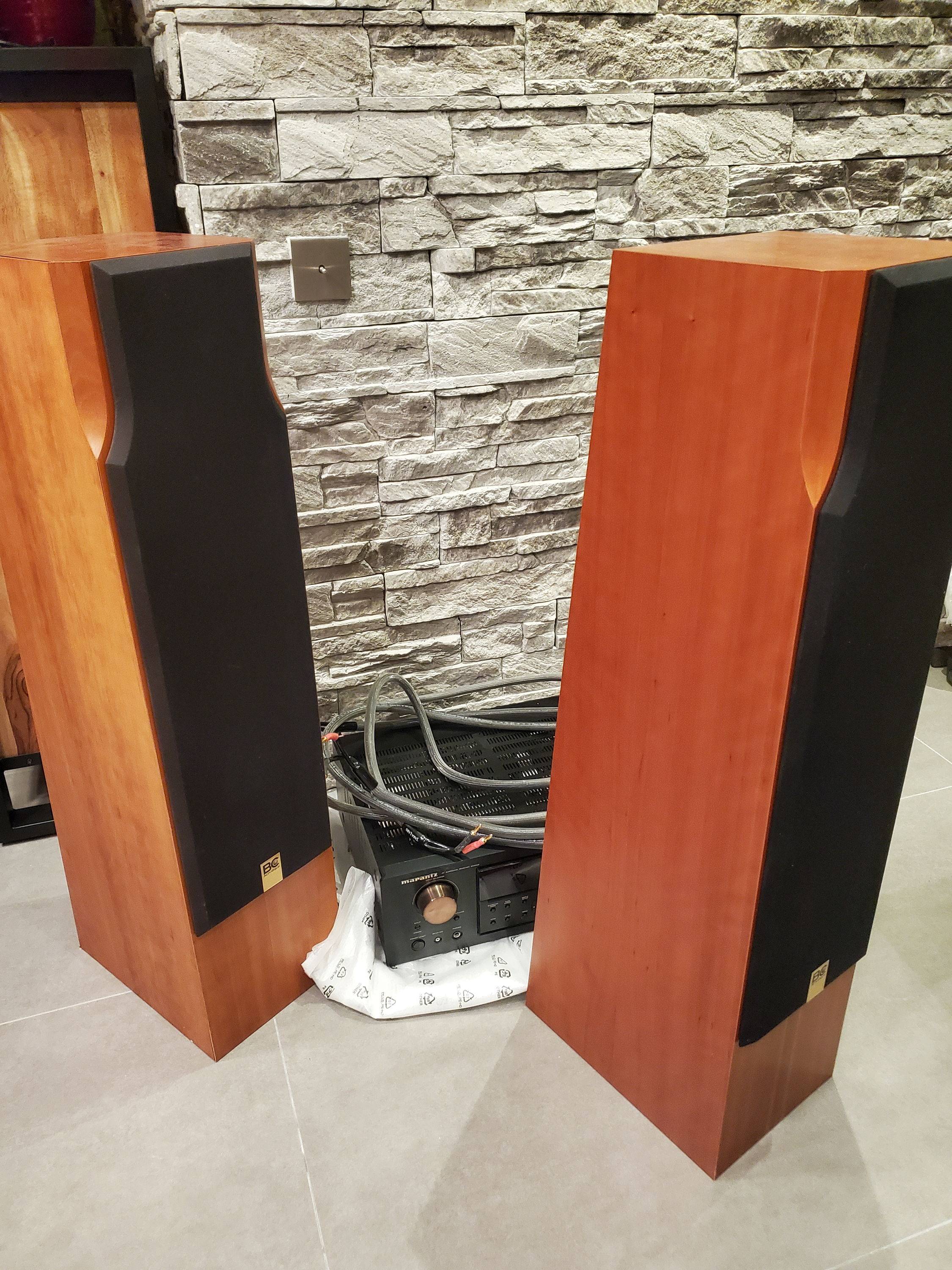 Vends amplificateur HiFi stéréo Marantz + 2 magnifiques enceintes haut-parleurs en bois