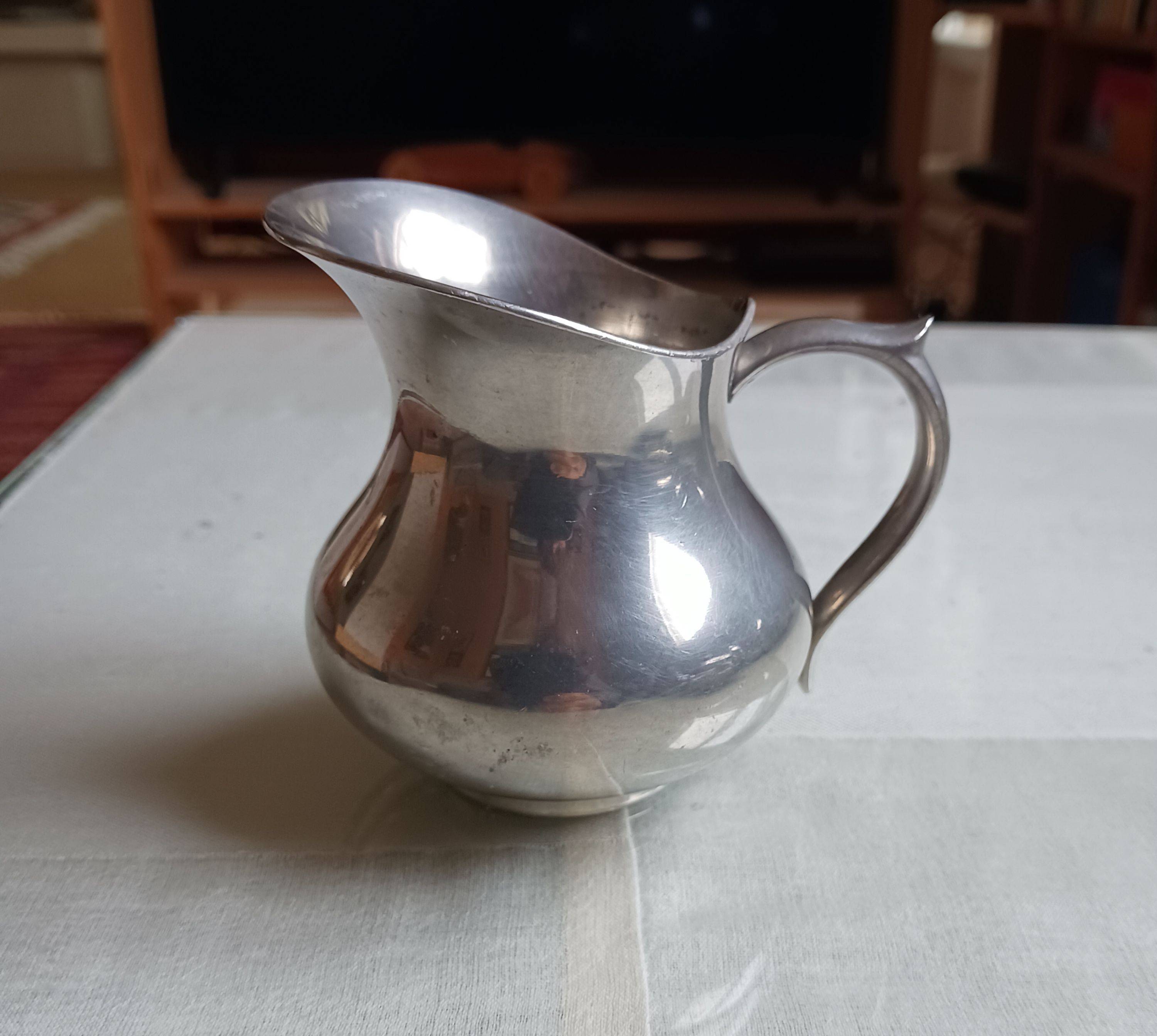 Vends petit pot à lait en étain brillant made in France