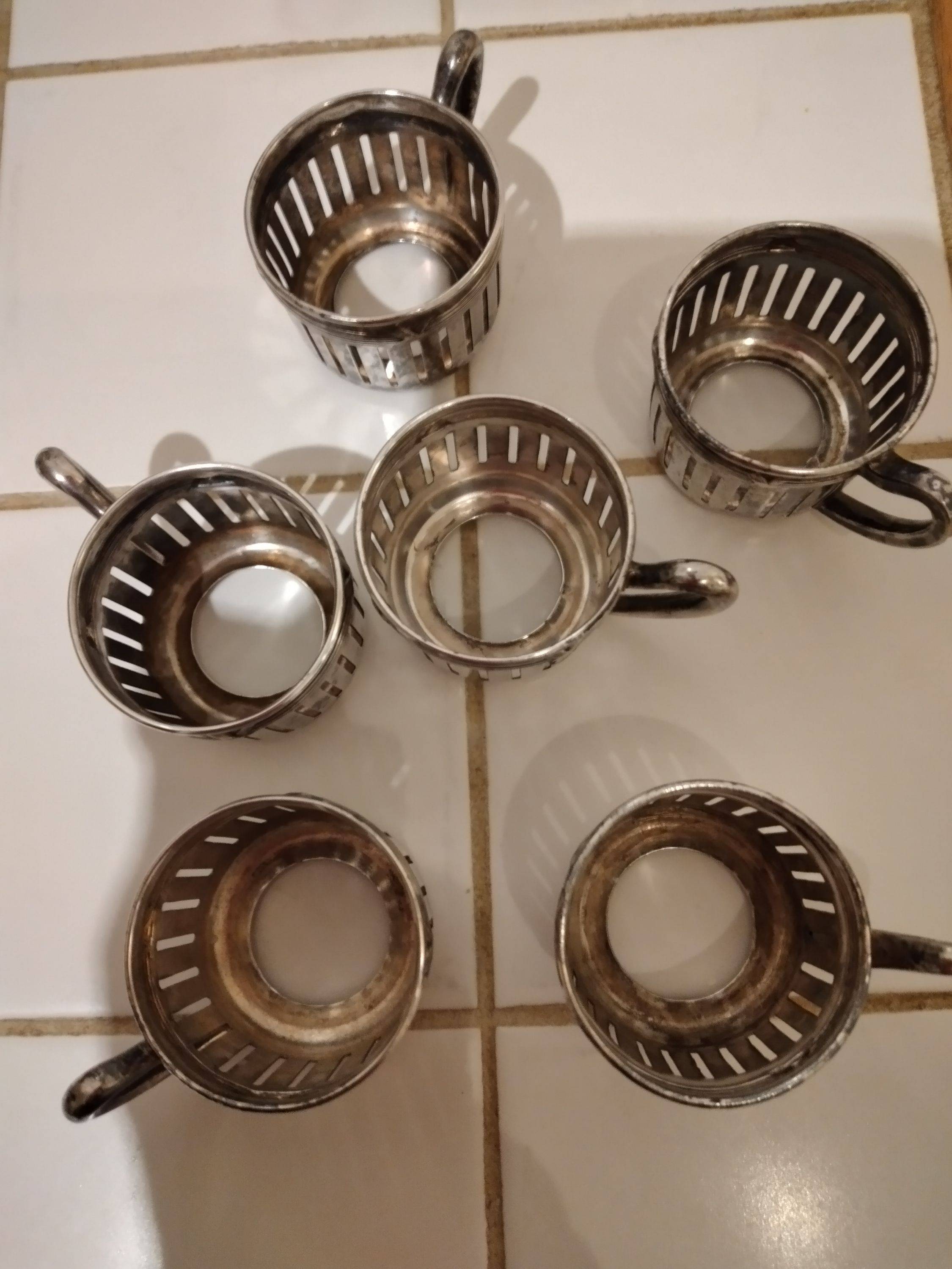 Vends 6 porte-verres à liqueur en métal argenté
