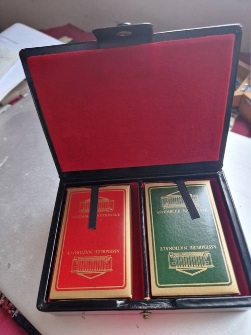 Vends coffret cuir 2 jeux de 54 cartes Assemblée Nationale