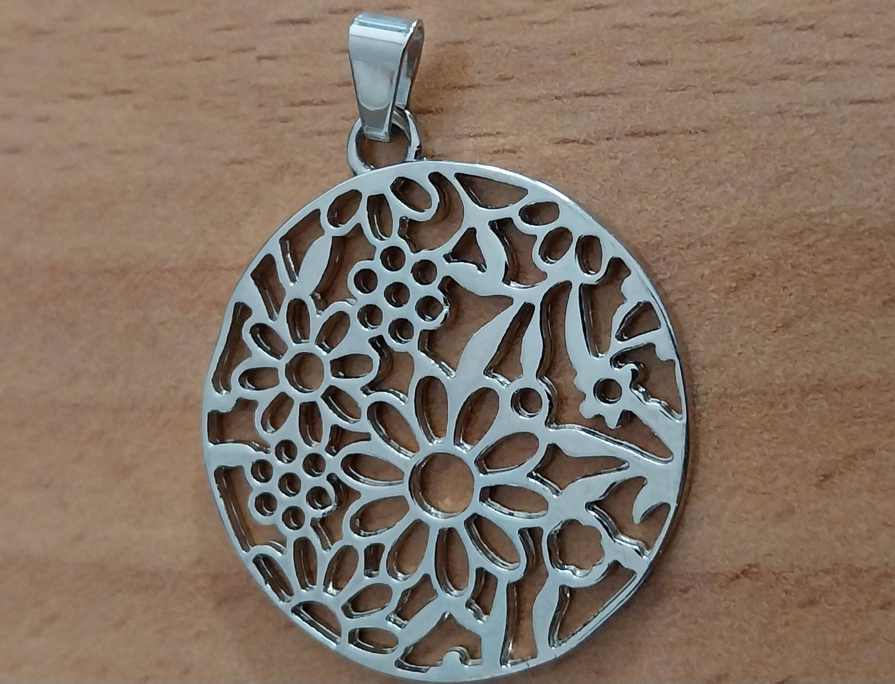 Vends un pendentif rond ciselé