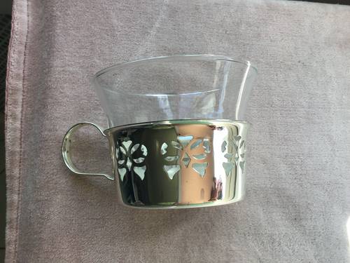 Vends 6 tasses, socles simili argent et en verre