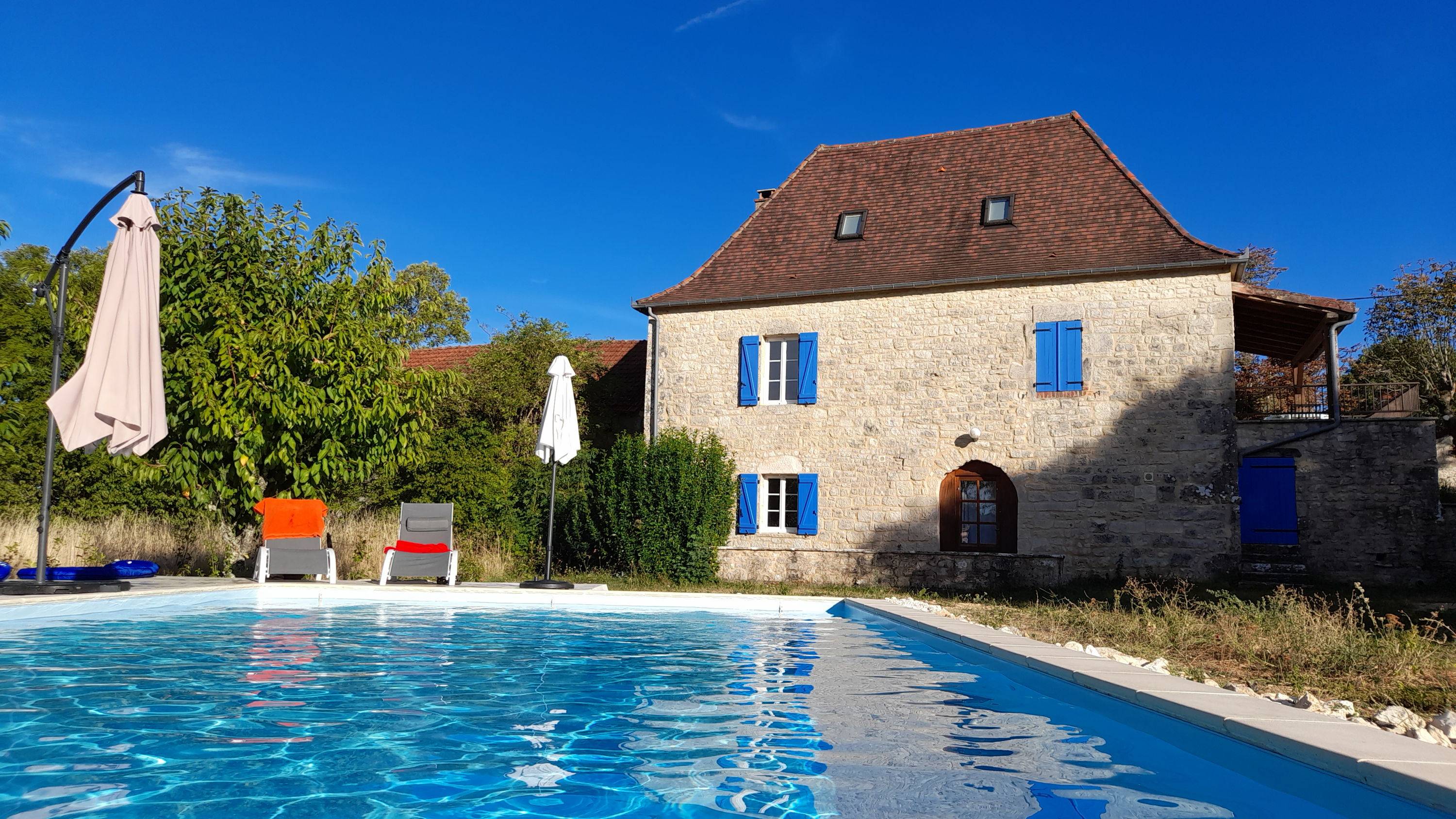 Vends maison - 170m² - avec dépendances en pierre et piscine