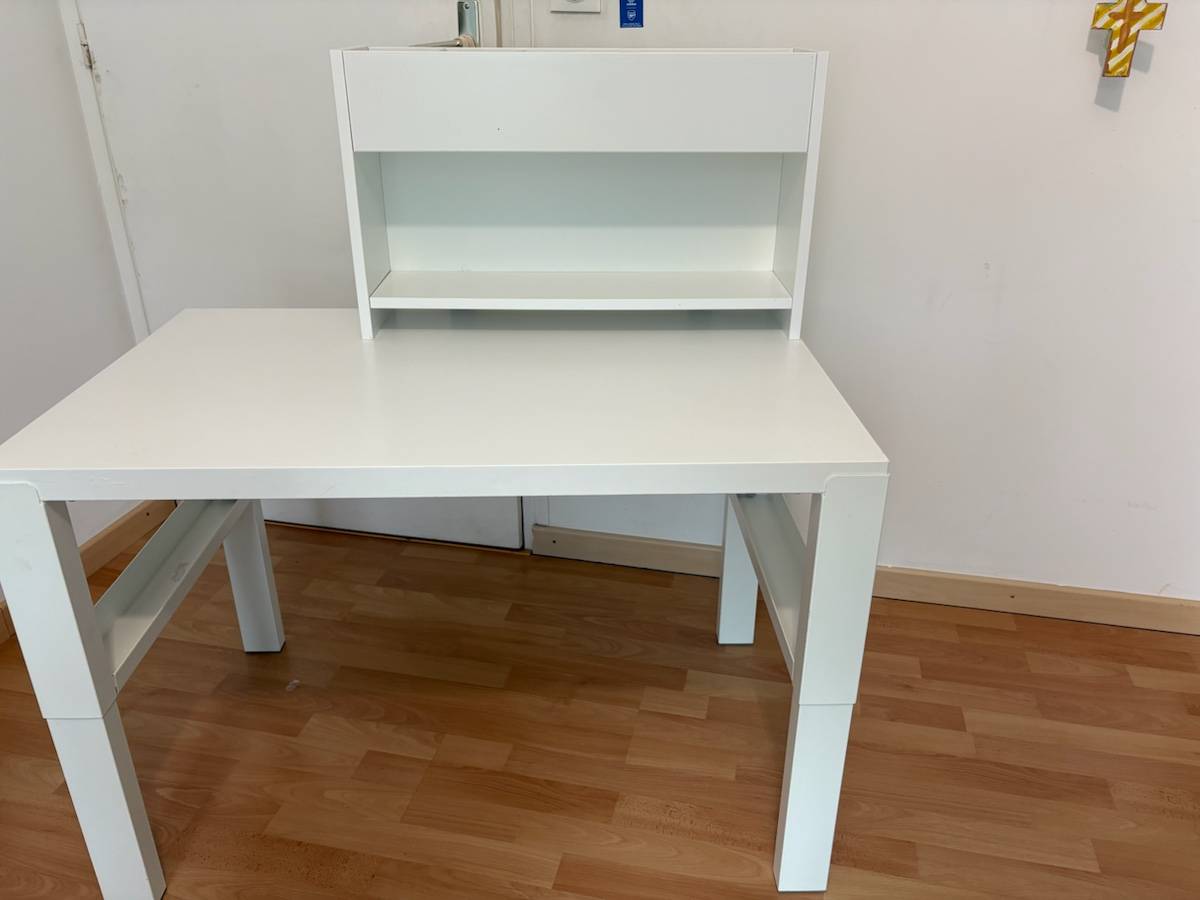 Vends bureau d’enfant avec caisson et chaise, marque IKEA