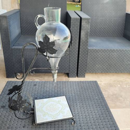 Vends distributeur de vin ou alcool vintage en fer forgé et carafe en cristal gravé