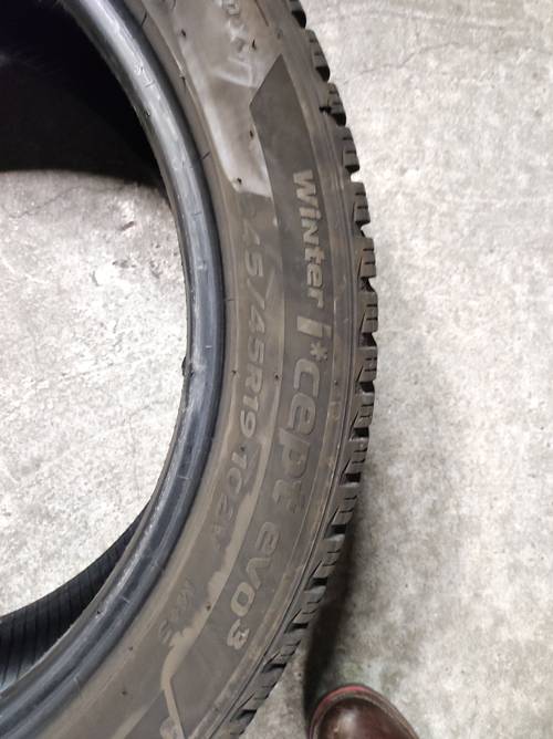 Vends 4 pneus hiver neige 245 45 r91