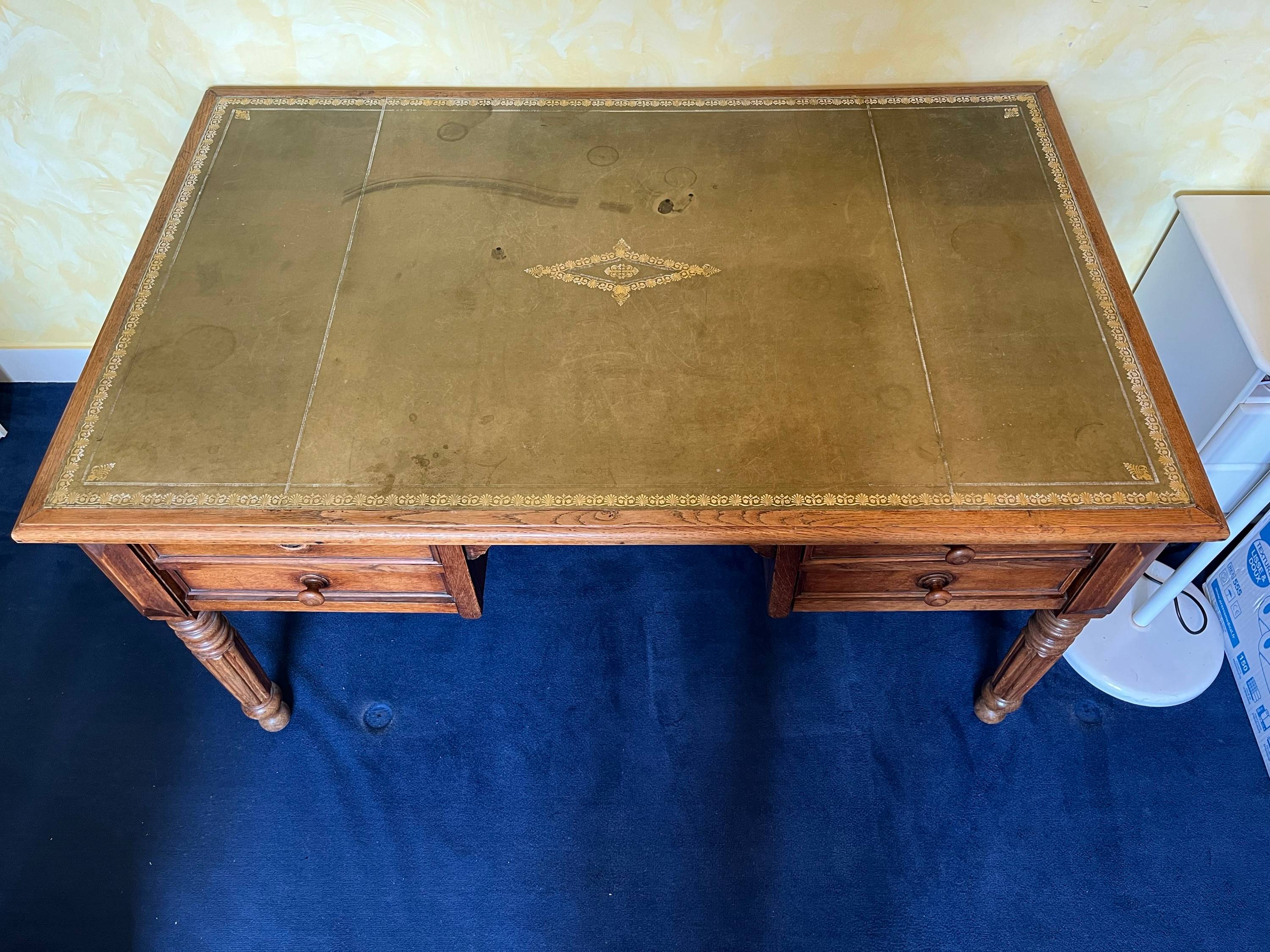 Vends bureau ancien, dessus en cuir avec filet doré