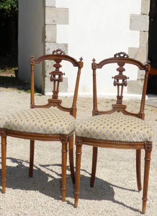 Charmante Paire de Chaises en Noyer Sculpté