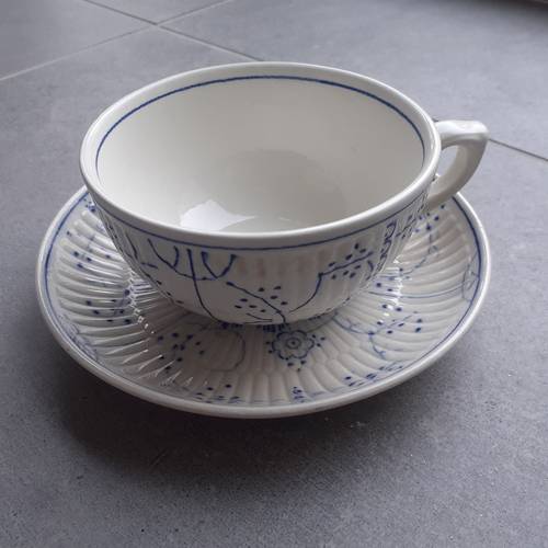 4 tasses a the + soucoupes