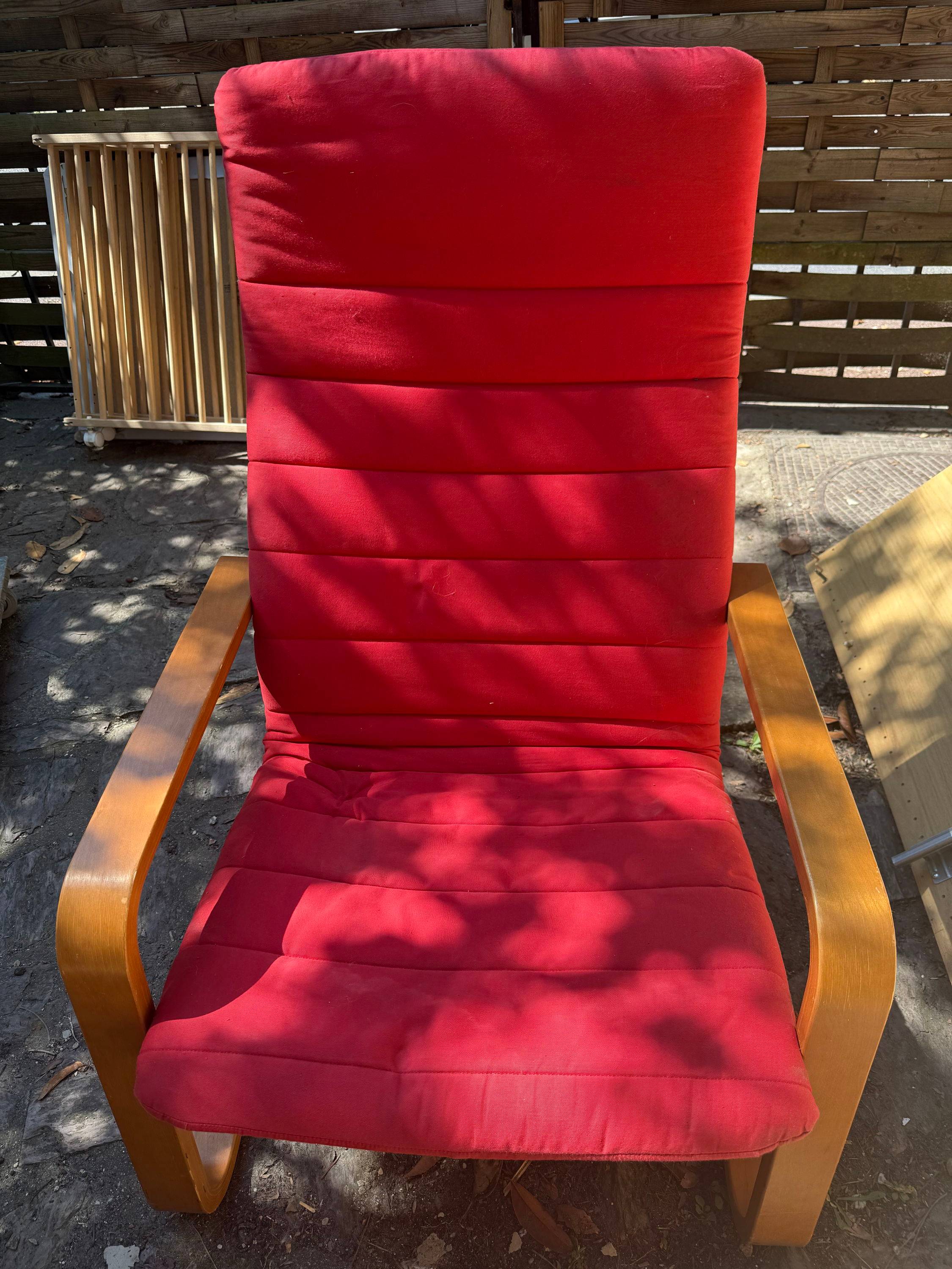 Vends fauteuil relax très confortable rouge et bois