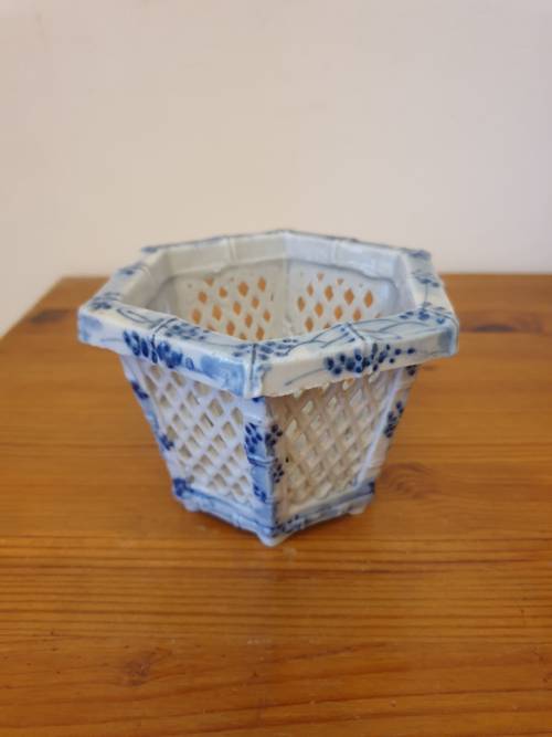 Petit cache pot asiatique hexagonale en céramique ajourée bleue et blanche 9x13 cm