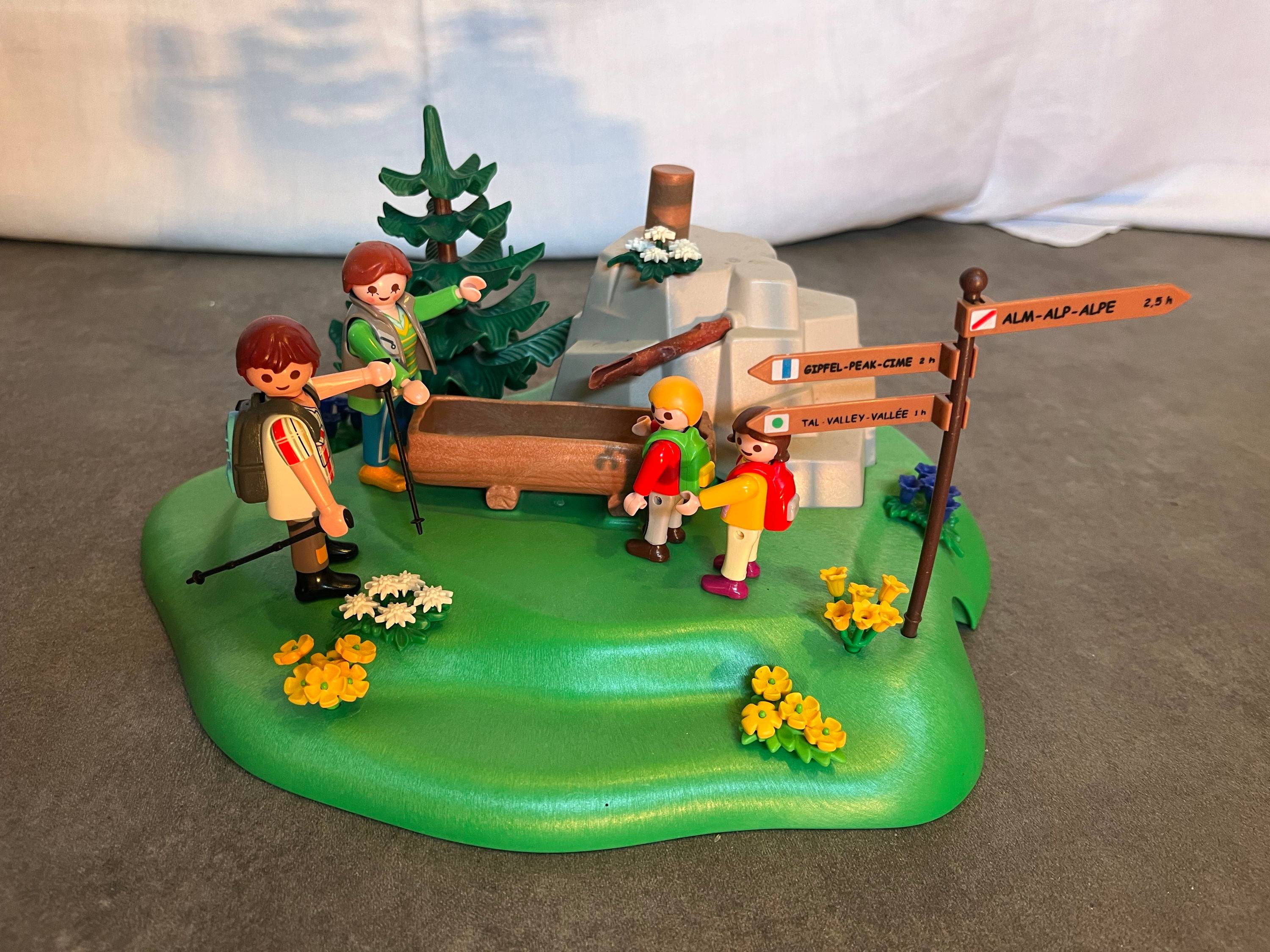 Vends Playmobil 5424 - Famille de randonneurs en montagne - très bon état
