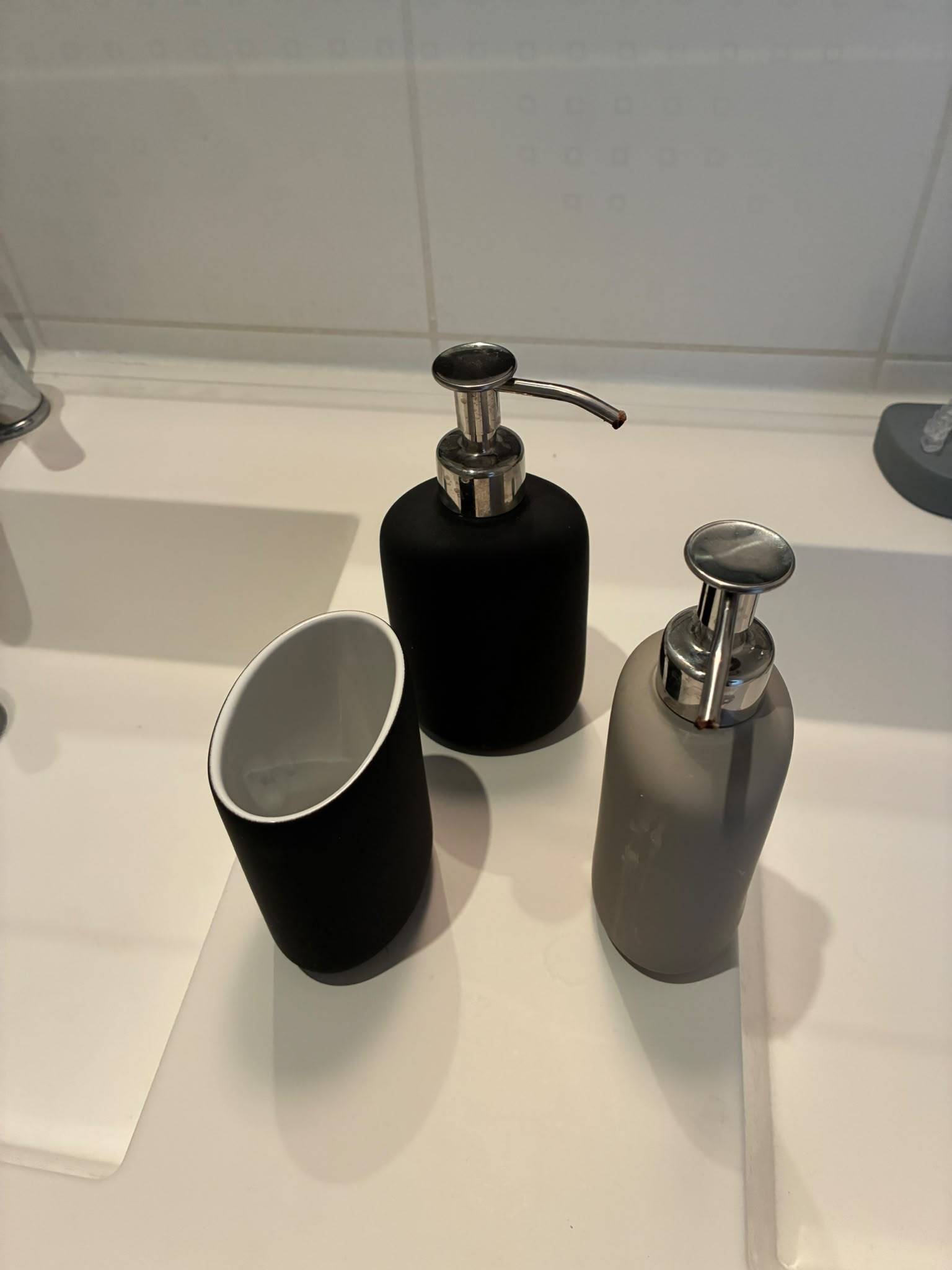 Vends set salle de bain - 2 distributeurs de savon + gobelet (noir/gris)