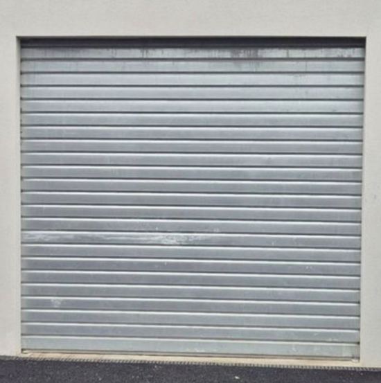 Parking fermé sécurisé avec accès facile direct rue