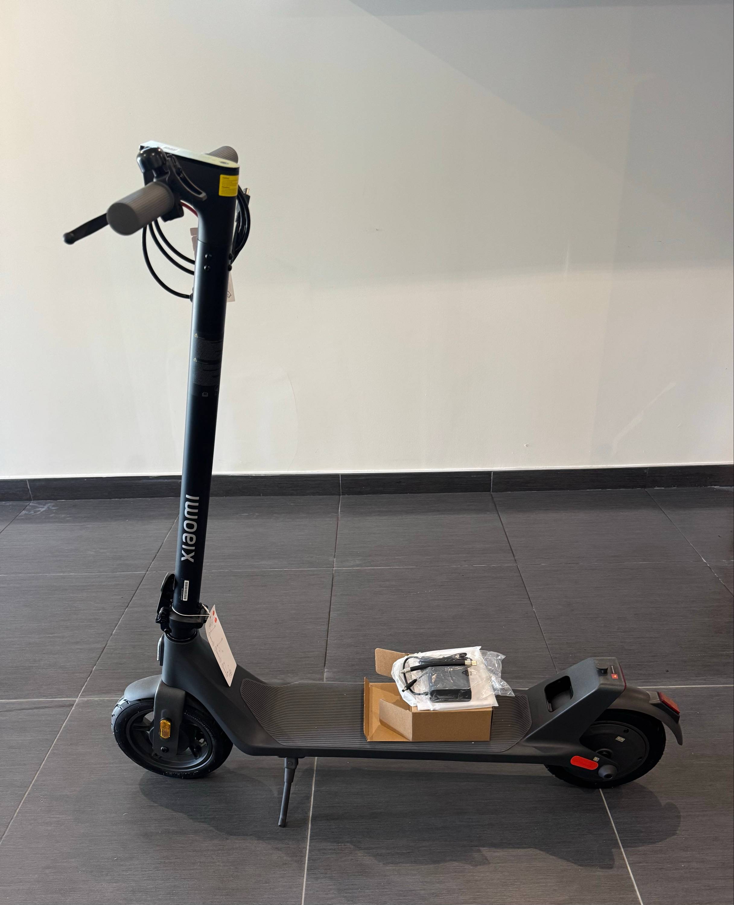 Vends trottinette électrique Xiaomi 2ème génération Lite 4