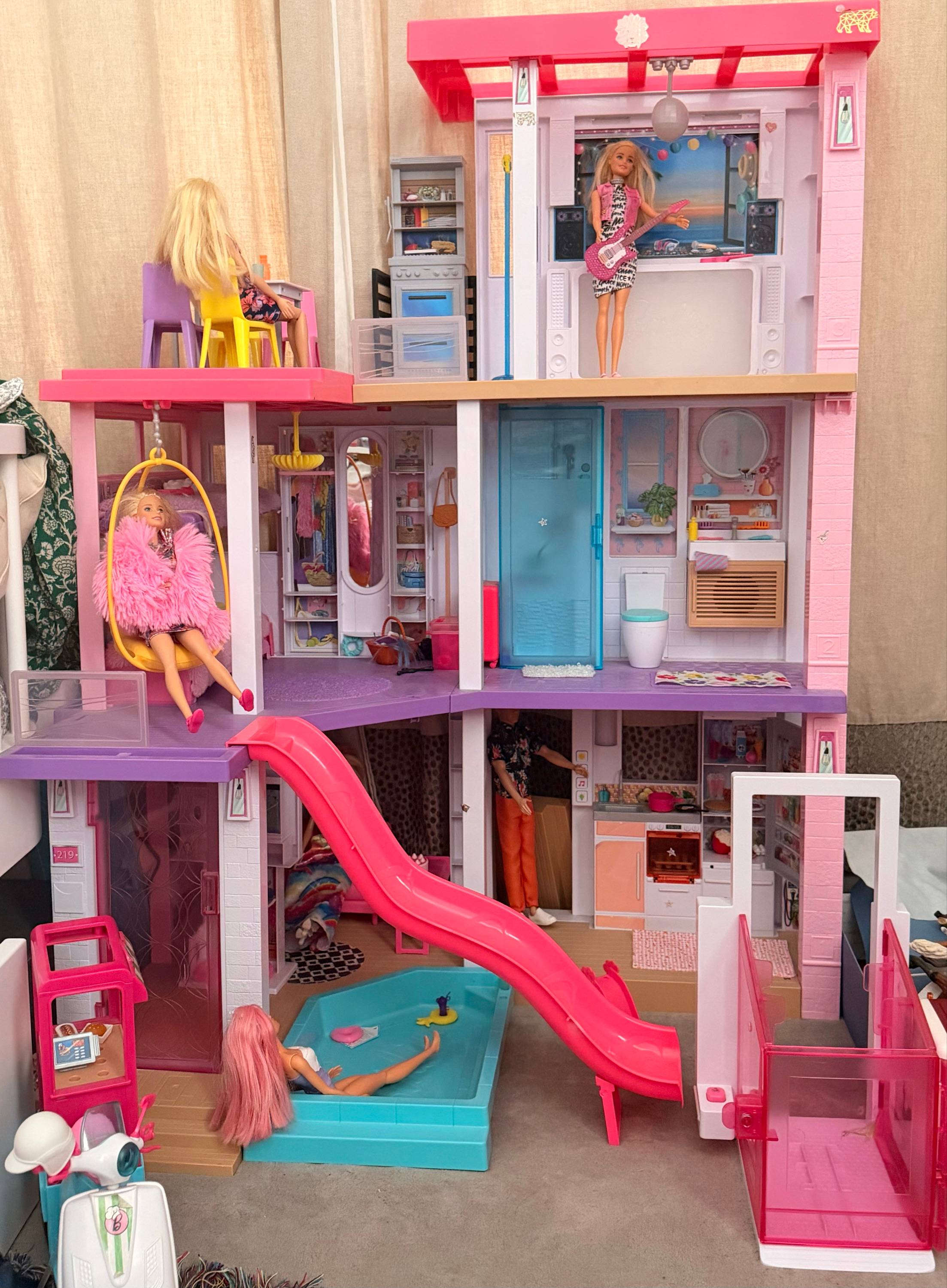 Vends maison de rêve Barbie et d’autres accessoires