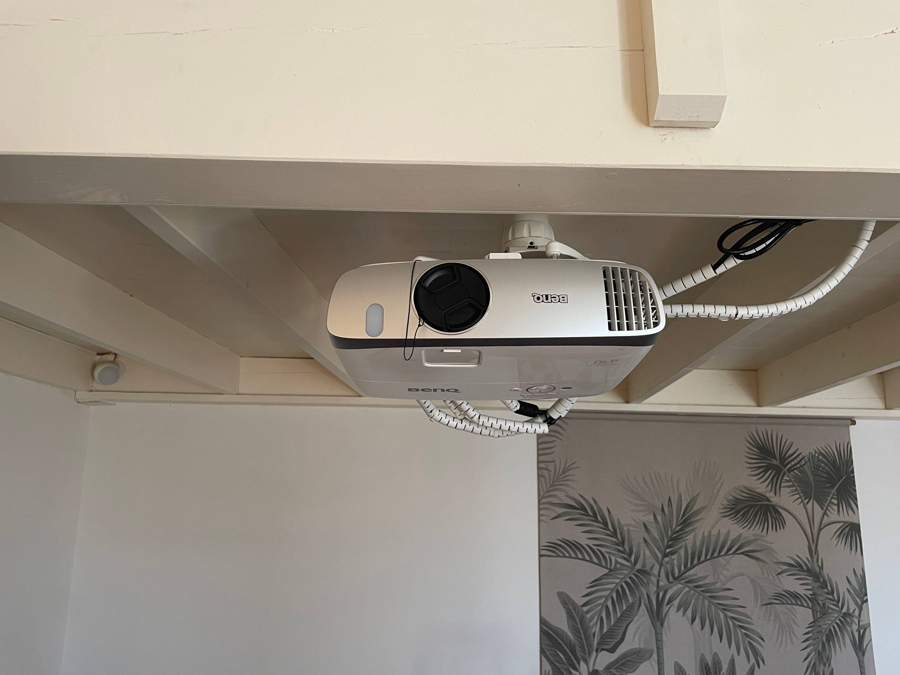Vends vidéoprojecteur Full HD DLP BenQ W1110s complet avec boîte d'origine