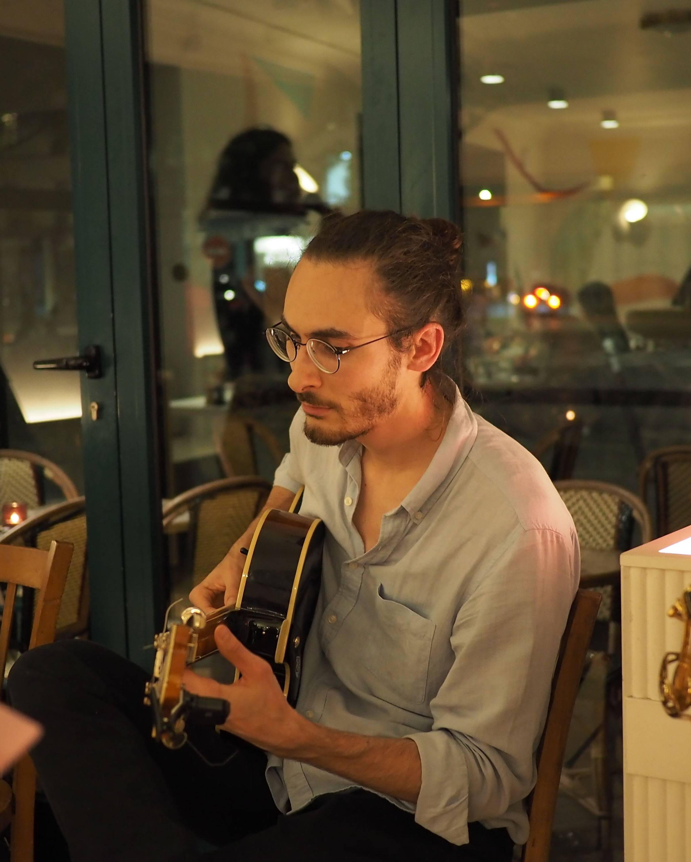 Propose cours de guitare tous styles et solfège