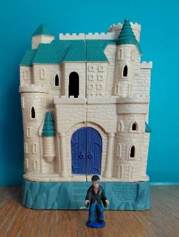 Vends château Polly Pocket Harry Potter avec personnage (hauteur 15 cm)