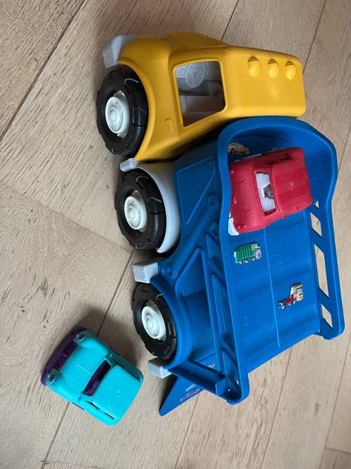 Vends camion et deux petits voitures