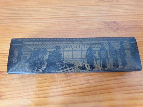 Vends ancien plumier japonais en laque sur bois avec décor doré 3x6x20 cm