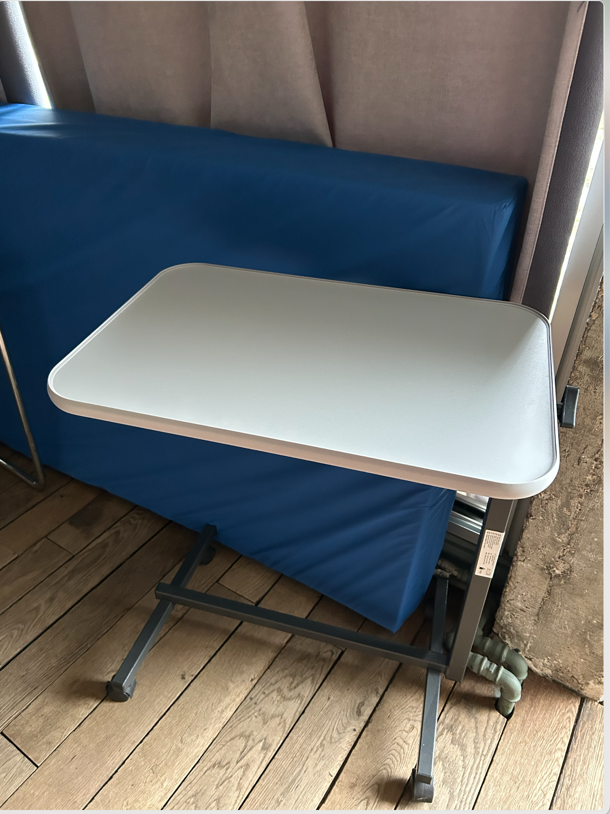 Vends matelas médical Novaform 90 cm avec housse et tablette