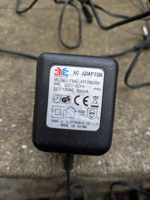 Vends chargeur adaptateur modèle YYAC-41120830V