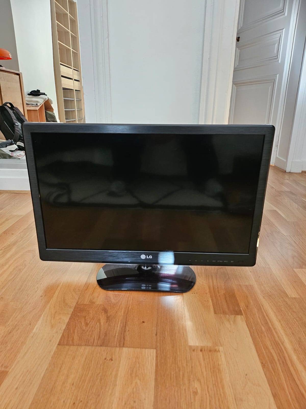 Vends télévision LG modèle 26LS3500 sur pied