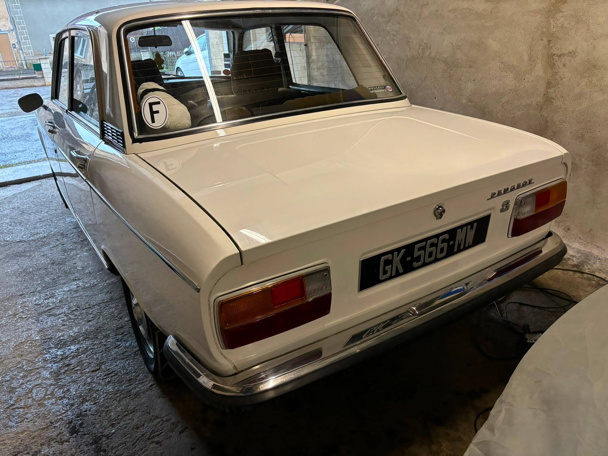 Très belle Peugeot 304S berline 1976