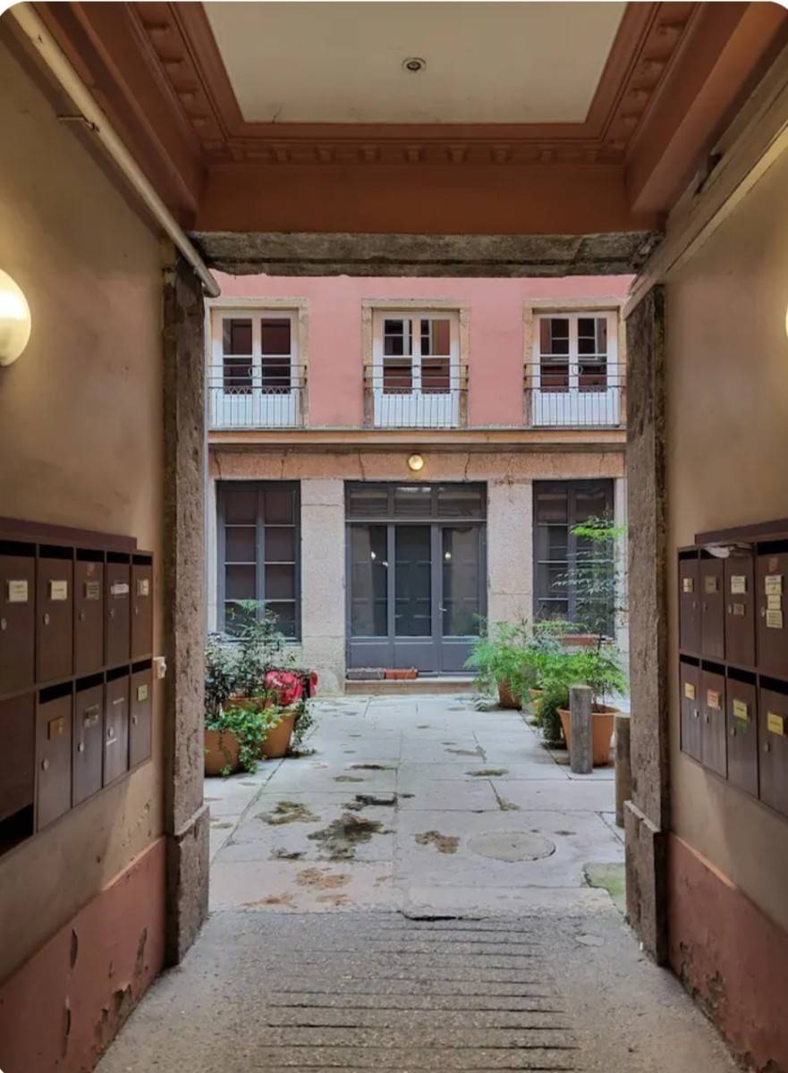 Location Lyon 1er proche place Sathonay - T3 de 88m² - 1er étage