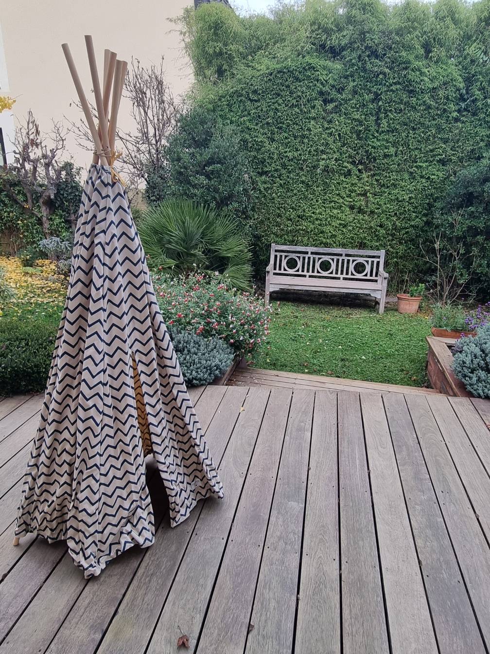 TIPI enfant, bois et coton, en état neuf, avec sa housse en coton