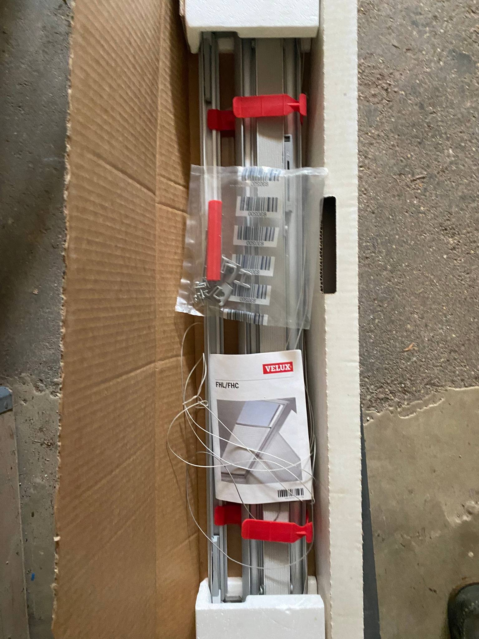 Vends store plissé Velux FHL taille MK06, gris, jamais utilisé