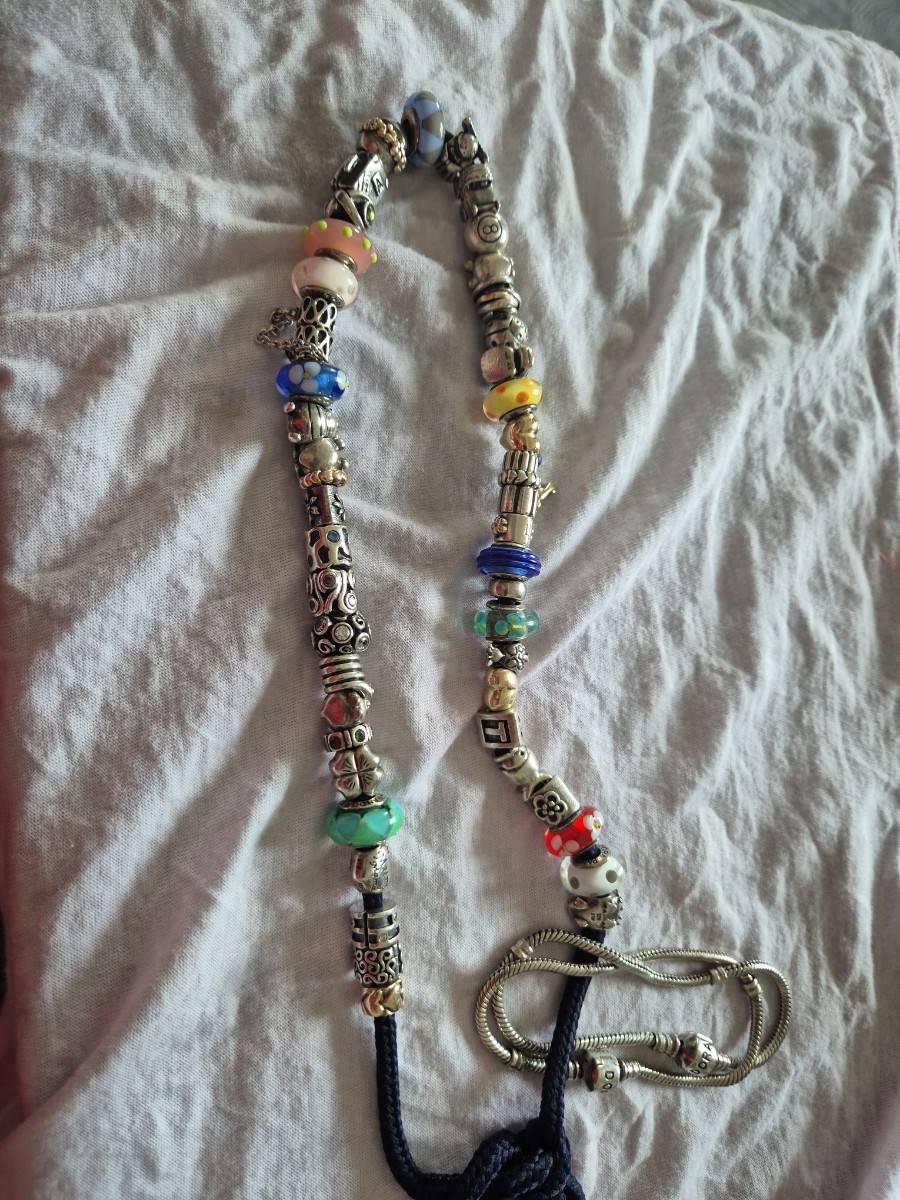 Vends bracelet et charms Pandora