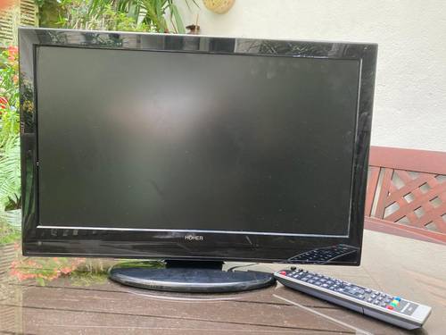 Vends petite TV écran plat 50 cm en parfait état de marche avec télécommande
