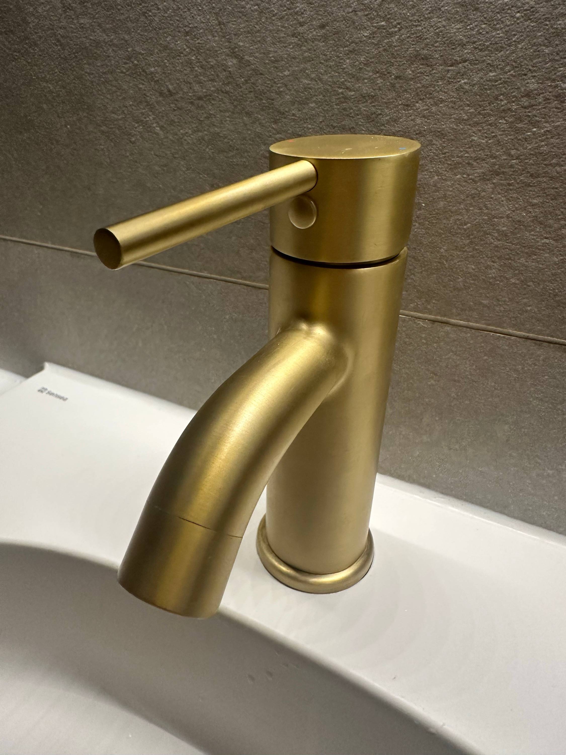 Vends robinet évier salle de bain doré