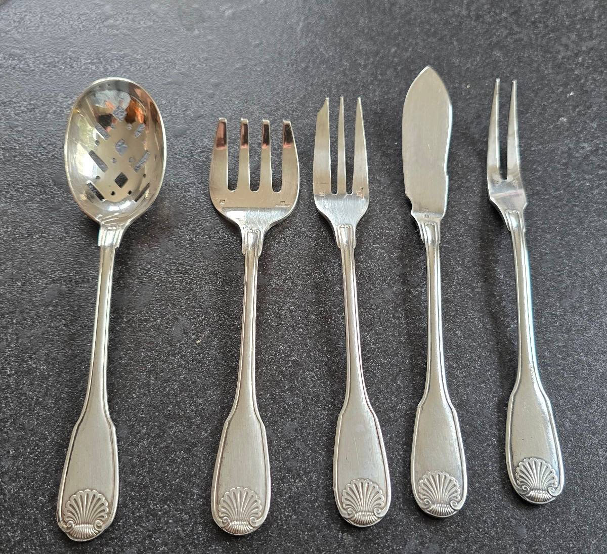 Ensemble de 5 couverts à mignardise Christofle modèle Coquille Vendôme / cuiller à glaçons
